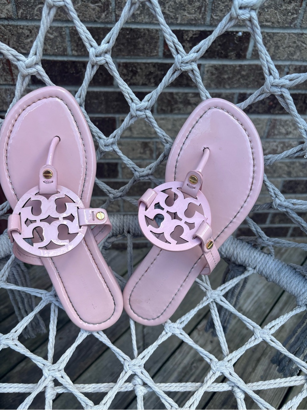 Tory Burch Miller Pink Patent Leather Logo Thong Sandals Size 7 - Picture 7 of 7